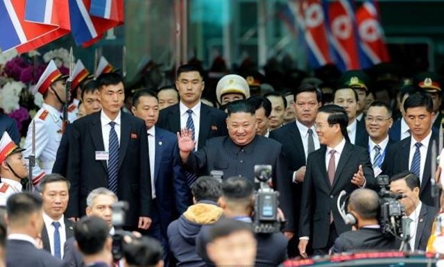 Chủ tịch Triều Tiên Kim Jong-un đến ga Đồng Đăng lúc 8h15 sáng 26.2.2019. Đứng cạnh ông là Trưởng Ban Tuyên giáo Trung ương Võ Văn Thưởng.