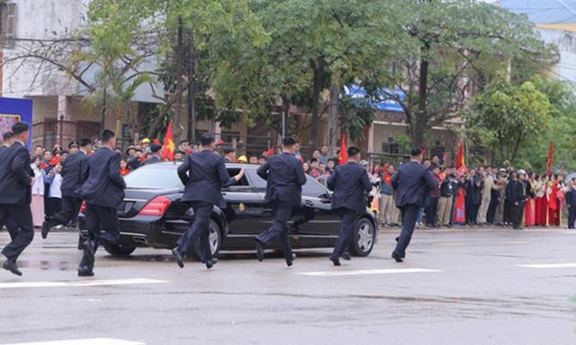 Đội vệ sĩ 12 người chạy quanh chiếc xe của ông lúc nó lăn bánh. Khi chiếc ô tô tăng tốc độ, đội cận vệ chạy theo một đoạn chừng 30 m rồi họ lên ô tô khác theo đoàn về Hà Nội.