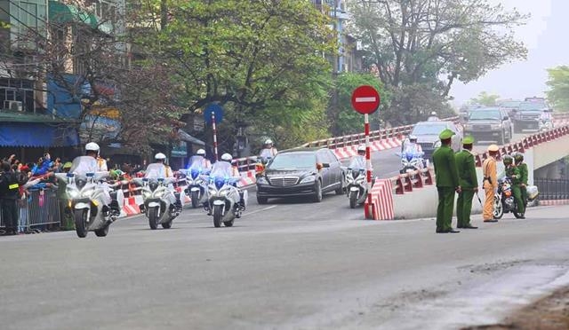 Đoàn xe chở Chủ tịch Kim Jong Un di chuyển từ cầu Chương Dương vào nội thành Hà Nội.