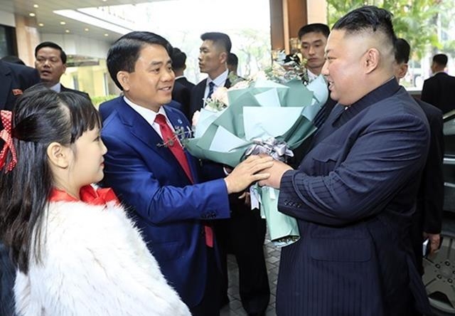 Chủ tịch UBND Tp Hà Nội Nguyễn Đức Chung chào đón Chủ tịch Kim Jong Un.