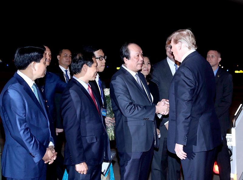Bộ trưởng, Chủ nhiệm Văn phòng Chính phủ Mai Tiến Dũng, Thứ trưởng thường trực Bộ Ngoại giao Bùi Thanh Sơn, Chủ tịch UBND TP Hà Nội Nguyễn Đức Chung, Đại sứ Mỹ tại Việt Nam Daniel Kritenbrink cùng các quan chức hai nước đón Tổng thống Mỹ Donald Trump tại sân bay quốc tế Nội Bài.