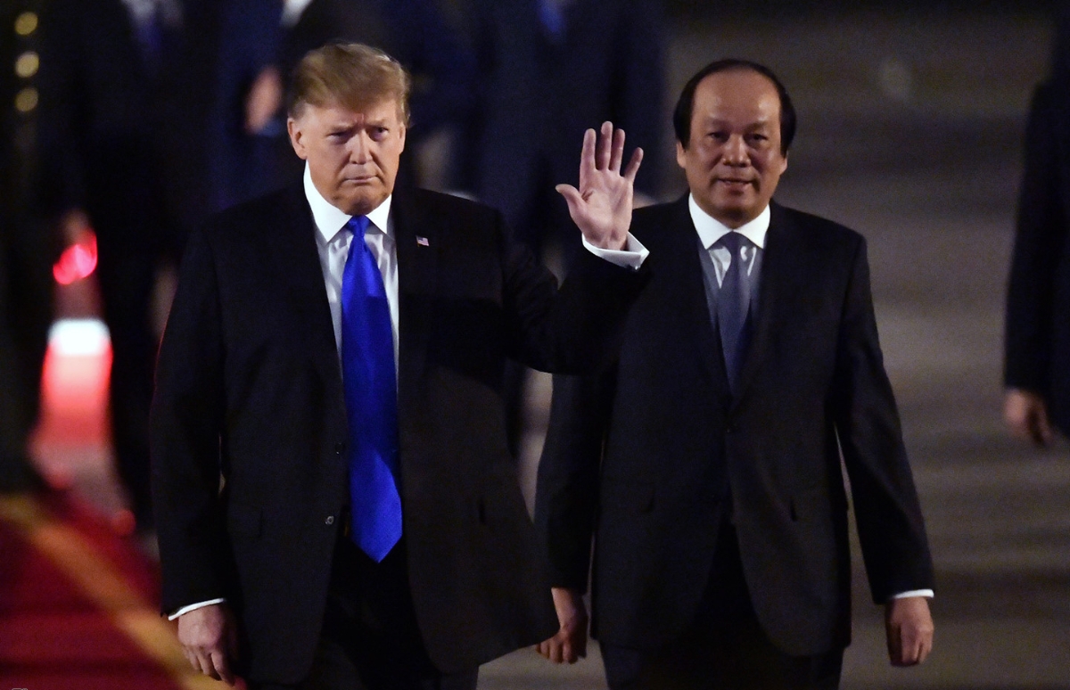 Bộ trưởng, Chủ nhiệm Văn phòng Chính phủ Mai Tiến Dũng đón Tổng thống Trump.