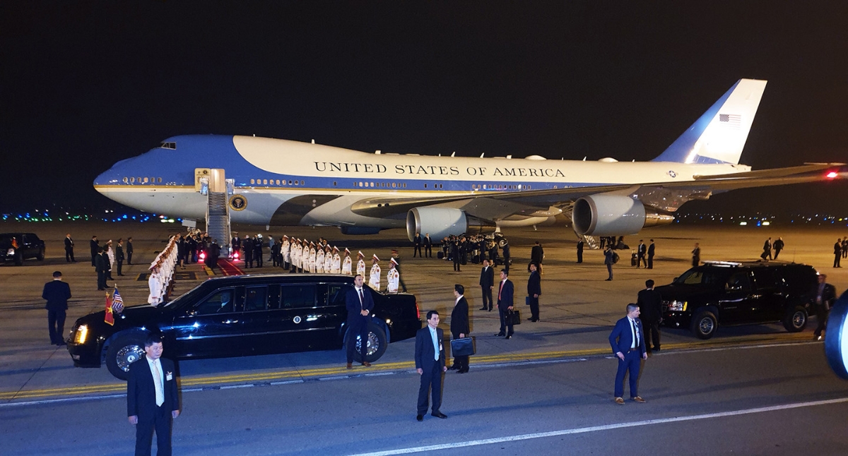 Sau khi chiếc Air Force One chở Tổng thống Donald Trump hạ cánh tại sân bay Nội Bài, hai chiếc Cadillac One hay còn gọi là xe Quái thú đã sẵn sàng đón Tổng thống Mỹ về khách sạn.
