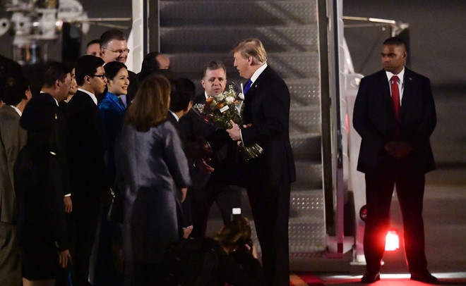 Tổng thống Mỹ Donald Trump nhận bó hoa chúc mừng.