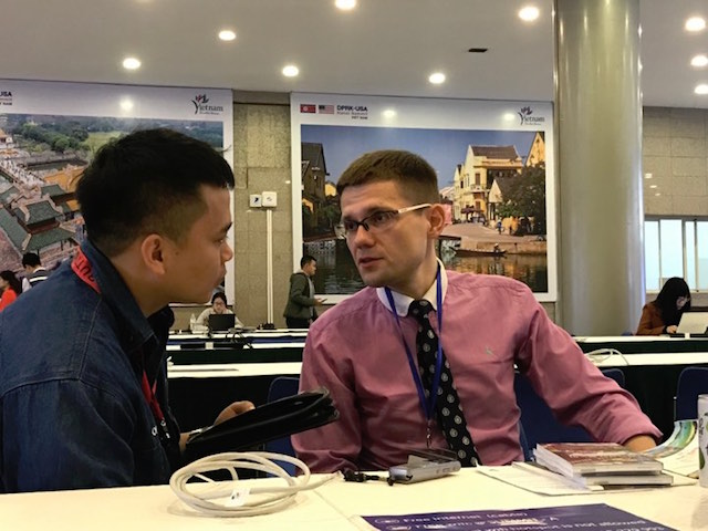 Anh Rafal To Monski, phóng viên tờ Bussiness Insider Polska trò chuyện với phóng viên Việt Nam