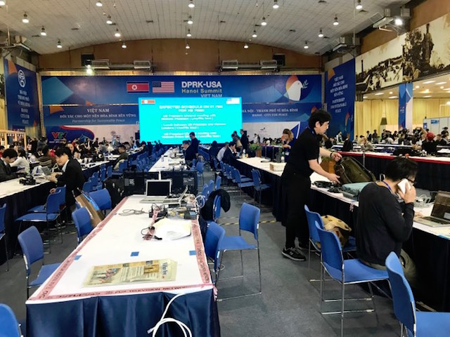 Các nhà báo quốc tế và trong nước khẩn trương chuẩn bị tìm chỗ ngồi tốt nhất cho buổi tác nghiệp