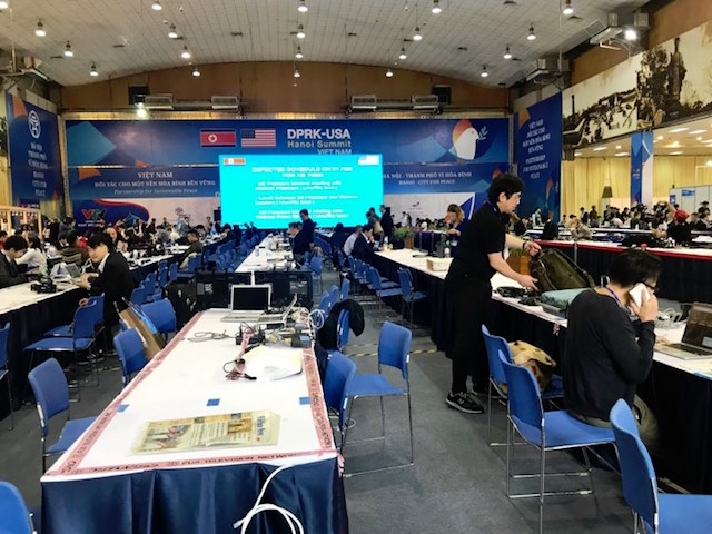 Các nhà báo quốc tế và trong nước khẩn trương chuẩn bị tìm chỗ ngồi tốt nhất cho buổi tác nghiệp