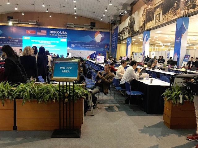 Không khí làm việc hối hả, khẩn trương