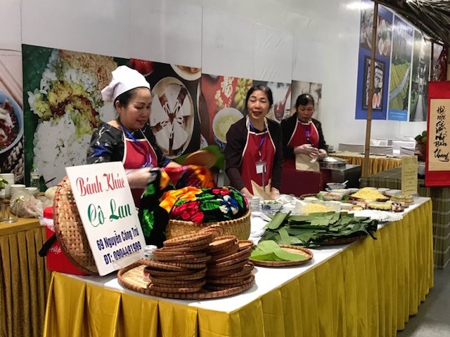 Khu vực phục vụ món bánh khúc