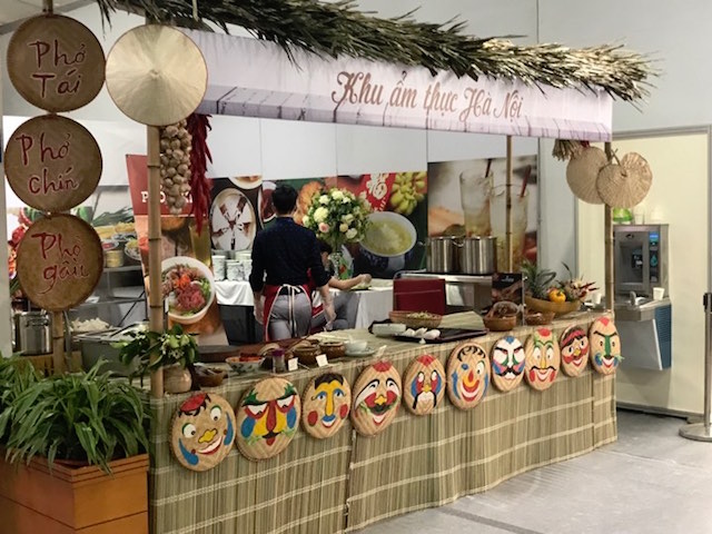 Khu ẩm thực phục vụ các món ăn truyền thống của Hà Nội