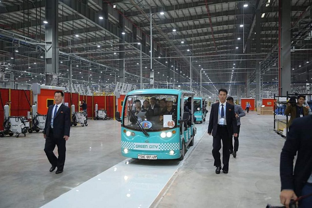 Đoàn đi thăm nhà máy ô tô VinFast và nghe giới thiệu về sự phát triển của Hải Phòng cũng như Tập đoàn Vingroup