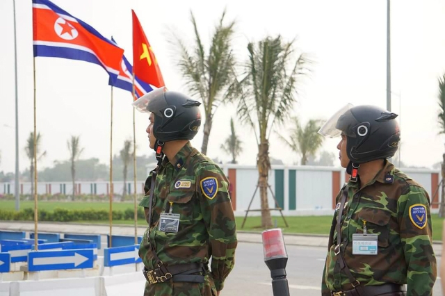 Đoàn được bảo vệ nghiêm ngặt cả vòng trong và vòng ngoài.