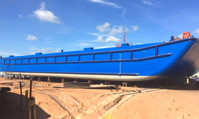 Một xà lan đang được đóng mới tại HTX