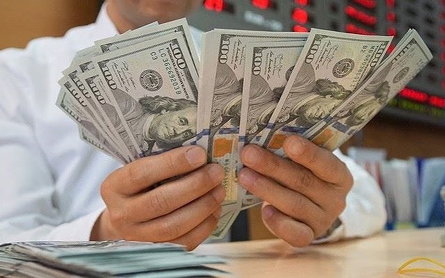 Tại một số ngân hàng thương mại, mở cửa phiên giao dịch sáng 27/2, giá USD giảm mạnh so với phiên hôm qua (Ảnh: Internet)