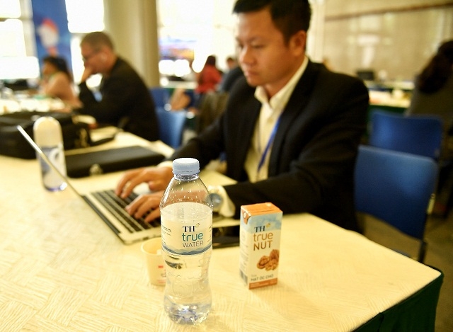 Sản phẩm tự hào của Việt Nam có mặt trên mỗi bàn làm việc của các phóng viên để tiếp sức thông tin về sự kiện lịch sử của thế giới