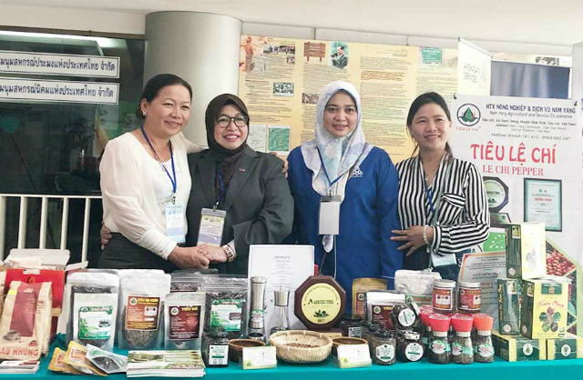 Gian hàng giới thiêu sản phẩm của HTX tại hội thảo quốc tế ở Thái Lan
