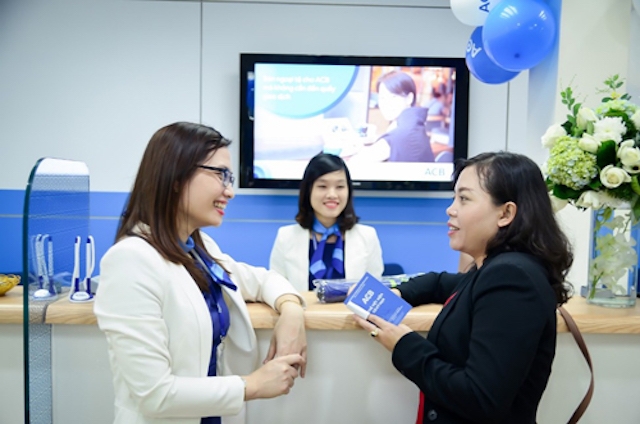 Dịp 8/3 năm nay, nhiều ngân hàng không chỉ áp dụng chương trình tặng lãi suất mà còn tặng nhiều phần quà hấp dẫn cho khách hàng nữ