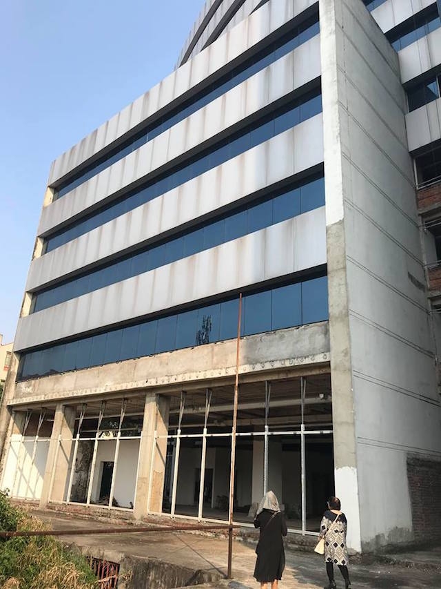 Bên ngoài toà nhà đã có rêu mốc phủ