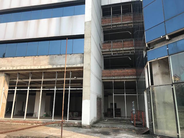 Nhiều thanh sắt trơ hoen gỉ