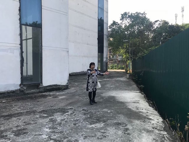 Phía sau tấm tôn chắn màu xanh còn 3 hộ không nhận đền bù