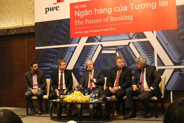 Các chuyên gia thảo luận tại hội thảo: Ngân hàng của tương lai do Công ty Tư vấn PwC Việt Nam đã tổ chức