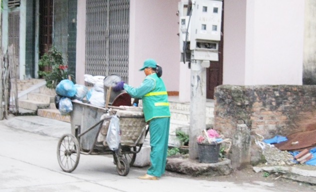 Công nhân của HTX thu gom rác thải trên địa bàn
