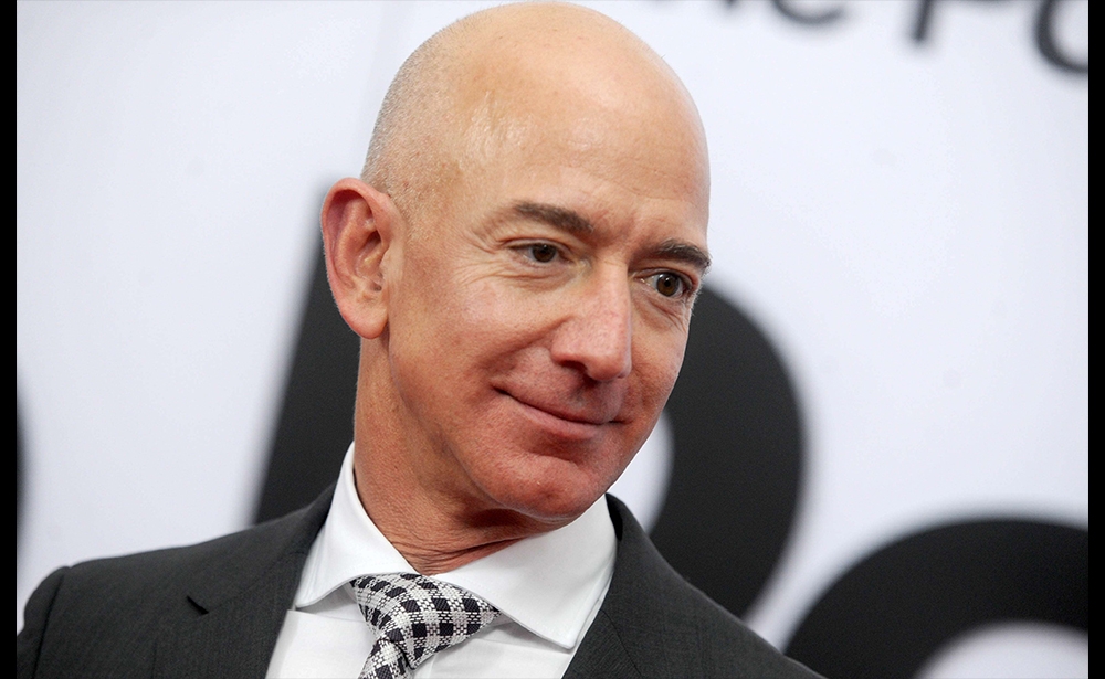 1. Jeff Bezos, 55 tuổi Ông chủ của Amazon và chủ sở hữu của tờ Washington Post giữ vị trí người giàu nhất thế giới của Forbes. Jeff Bezos đã huy động thêm gần 20 tỷ đô la trong năm 2018, tài sản của ông hiện được ước tính là 131 tỷ đô la.