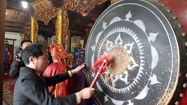 Khai trống vào lễ thượng cờ