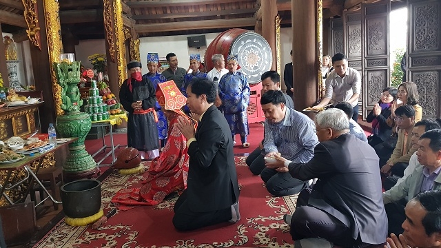 Trước lăng mộ Nam Hải Thần Vương