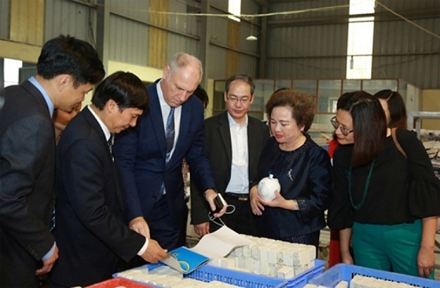 Bà Nguyễn Thị Nga, Chủ tịch HĐQT Tập đoàn BRG kiêm Chủ tịch HĐQT Hapro về thăm và làm việc tại Công ty CP Gốm Chu Đậu (tháng 2/2019)