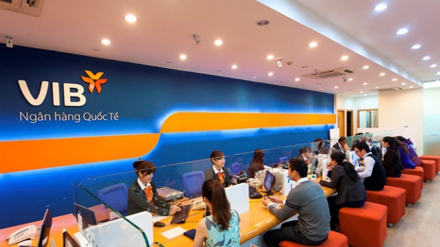 Khi thực hiện hoạt động nghiệp vụ, nhân viên ngân hàng thường trao đổi tư vấn để hỗ trợ khách hàng còn việc lựa chọn giao dịch là do khách hàng chủ động