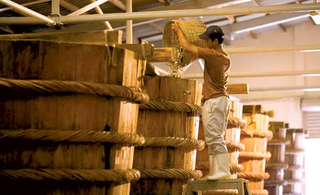 Tiêu chuẩn có nên đánh đồng nước mắm truyền thống với nước mắm công nghiệp?