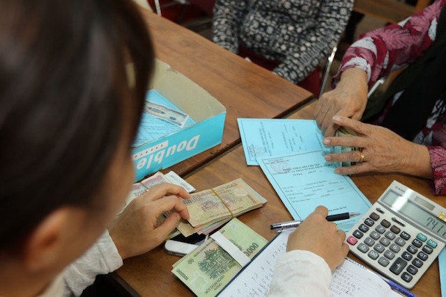 Cải cách thủ tục hành chính để người dân không phải nhận lương hưu, trợ cấp bằng tiền mặt (Ảnh: Internet)