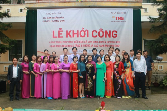 Lãnh đạo Tập đoàn TNG Holdings Vietnam, đại diện chính quyền địa phương cùng tập thể giáo viên Trường Tiểu học xã Sơn Ninh tại Lễ khởi công