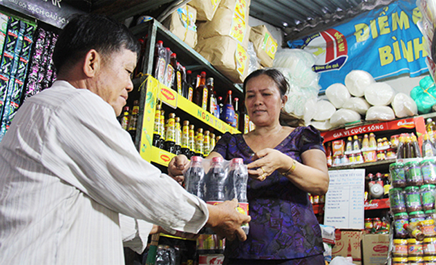 Một sạp bán hàng tại chợ Long Bình Tân của HTX Tân Long