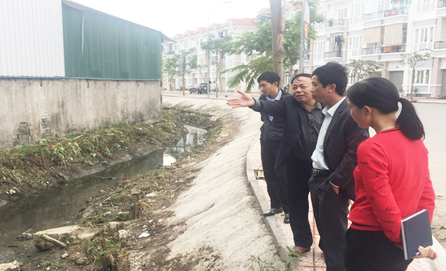 Đoàn kiểm tra do Chi cục Thủy lợi chủ trì cùng các ban ngành kiểm tra xả thải tại dự án Pruksa