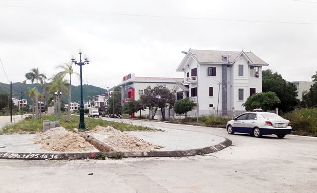 Do có nhiều người quan tâm nên nhiều nhà môi giới không chuyên làm chiêu trò tạo ra sự tranh mua, khiến thị trường hoạt động không đúng bản chất