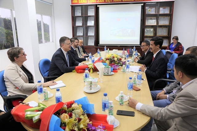 Đoàn công tác của Đại sứ quán Mỹ do Đại sứ Daniel J. Kritenbrink dẫn đầu làm việc với ban lãnh đạo Công ty Vinamilk