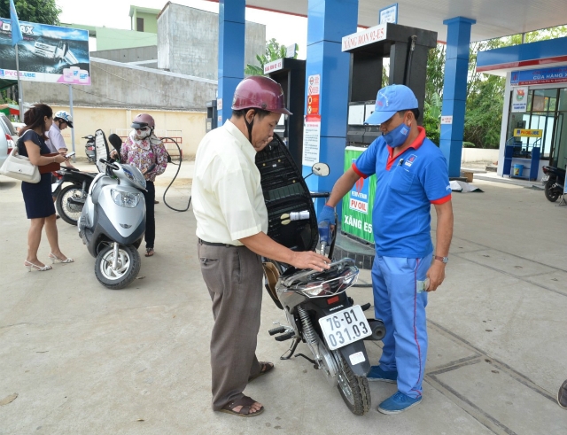 Giá mua bán xăng dầu trong nước được tính trên cơ sở giá thế giới