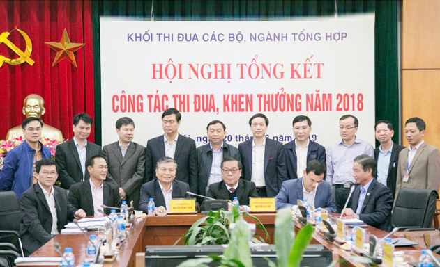 Lãnh đạo các đơn vị trong khối ký kết Giao ước thi đua năm 2019
