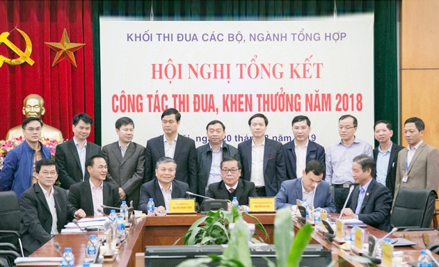 Lãnh đạo các đơn vị trong khối ký kết Giao ước thi đua năm 2019