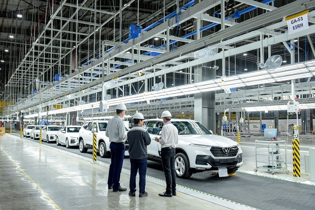 Các chuyên gia VinFast thực hiện những bước kiểm tra cuối cùng trước khi xe rời dây chuyền sản xuất để đưa ra nước ngoài thử nghiệm