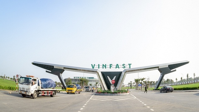 Dàn xe VinFast được vận chuyển bằng xe chuyên dụng từ nhà máy ra sân bay để chuyển đi nước ngoài