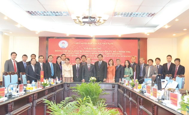 Lãnh đạo Liên minh HTX Việt Nam và Đoàn công tác của Lào chụp ảnh lưu niệm