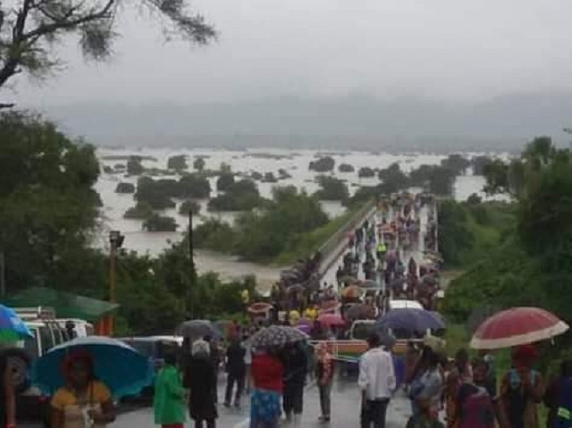 Người dân Mozambique trở về nhà sau khi bão đổ bộ