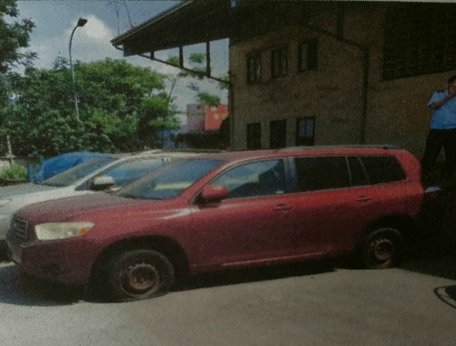 Sau hơn 10 năm để phơi mưa nắng, 6 chiếc xe đã xuống cấp nghiêm trọng.