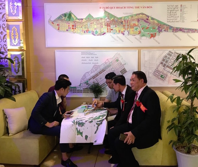 Khách hàng tìm hiểu thông tin một số dự án tại Vân Đồn