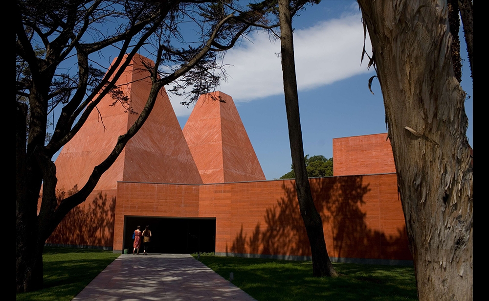 2011 : Eduardo Souto de Moura Ông được nhận Giải Priktzer vì những công trình trên quê hương Bồ Đào Nha : Sân vận động Braga, xây dựng nhân dịp Euro 2004, Tháp Burgo, tại Porto (2007), Bảo tàng Paula Rego tại Cascais (2008, ảnh). Ảnh: Armando Franca/AP/SIPA