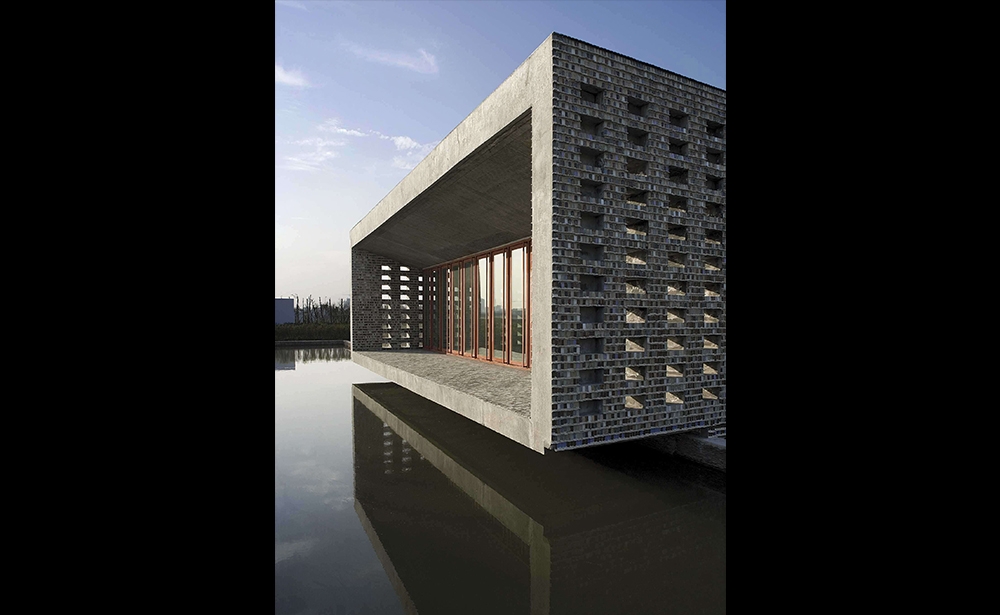 2012 : Wang Shu Kiến trúc sư Trung Quốc đã nhận Giải Priktzer danh giá vào năm 2013. Ông đã thiết kế Viện hàn lâm Nghệ thuật, tại Trại Xiangshan, hàng Châu, Bảo tàng lịch sự Ningbo và « 5 ngôi nhà phân tán » hoặc « Nhà bằng gốm » tại Jinhua, Ningbo (2006, ảnh) Ảnh : Lv Hengzhong/AP/SIPA