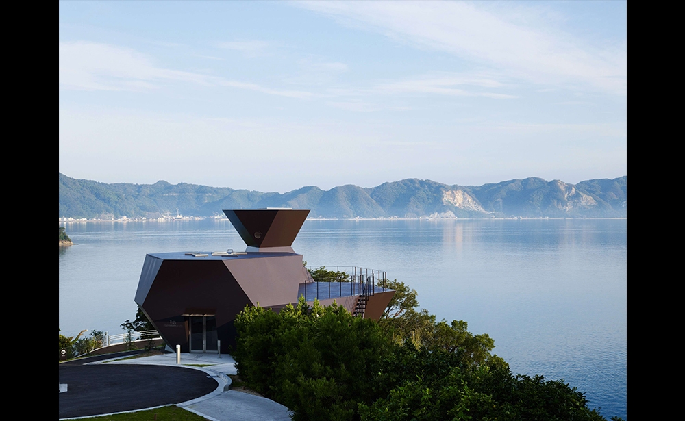 2013 : Toyo Ito Năm 2013, một kiến trúc sư Nhật bản khác, ông Toyo Ito, đã nhận giải Priktzer với công trình « Tòa tháp Gió » (Kanawaga, 1986). Ông còn được biết đến với những tác phẩm nổi tiếng tại Nhật bản, Thư viện Sendai (2000), Thư viện tổng hợp Hachioji-Shi (Tokyo, 2007) và Bảo tàng kiến trúc Ehime (2011, ảnh). Ảnh : Daici Ano/AP/SIPA